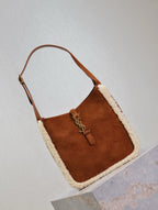 LE 5 À 7 SMALL SUPPLE 23 IN AMBER ORANGE SUEDE AND WHITE LAMB FUR TRIM