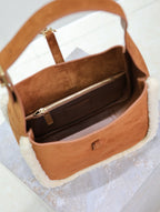 LE 5 À 7 SMALL SUPPLE 23 IN AMBER ORANGE SUEDE AND WHITE LAMB FUR TRIM