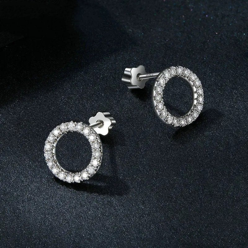 Boucles d'oreilles puces rondes en moissanite Forever Clear